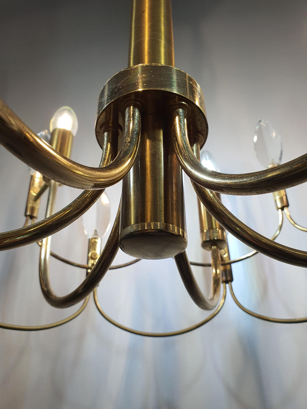 Vintage Sciolari brass chandelier installed above dining table, six arms, crystal drops, glamorous MCM atmosphere