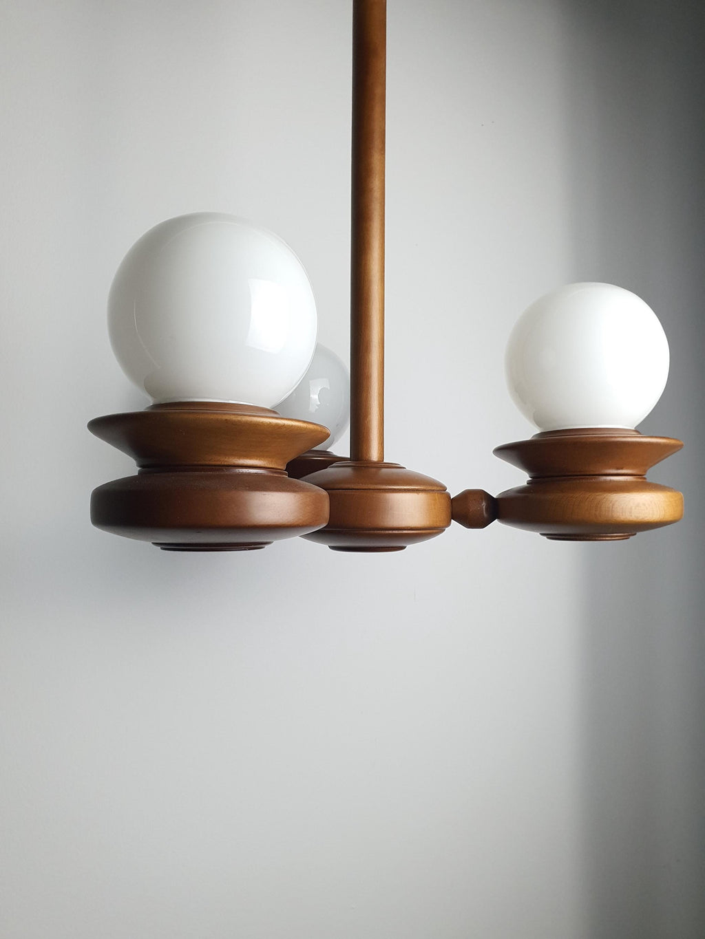 Vintage Space Age Sputnik chandelier in entryway, compact 41cm three-globe wood Sputnik, MCM statement lighting