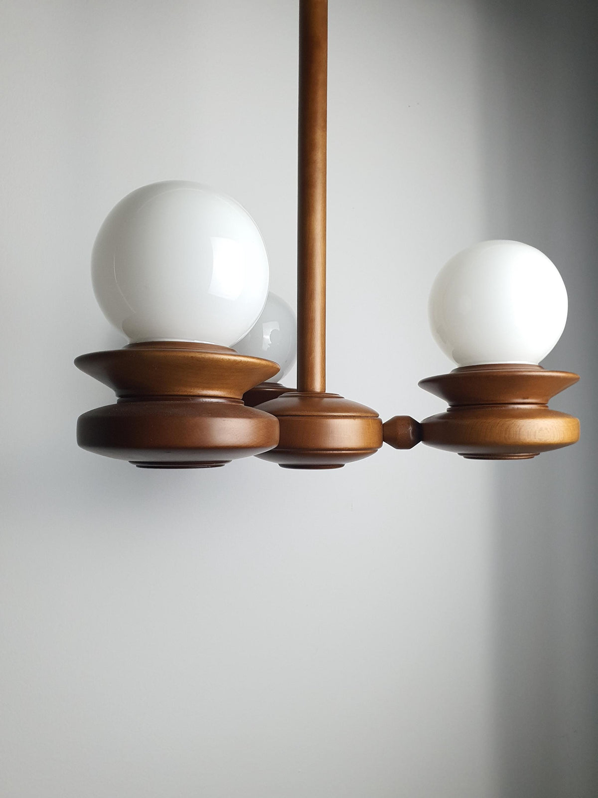 Vintage Space Age Sputnik chandelier in entryway, compact 41cm three-globe wood Sputnik, MCM statement lighting