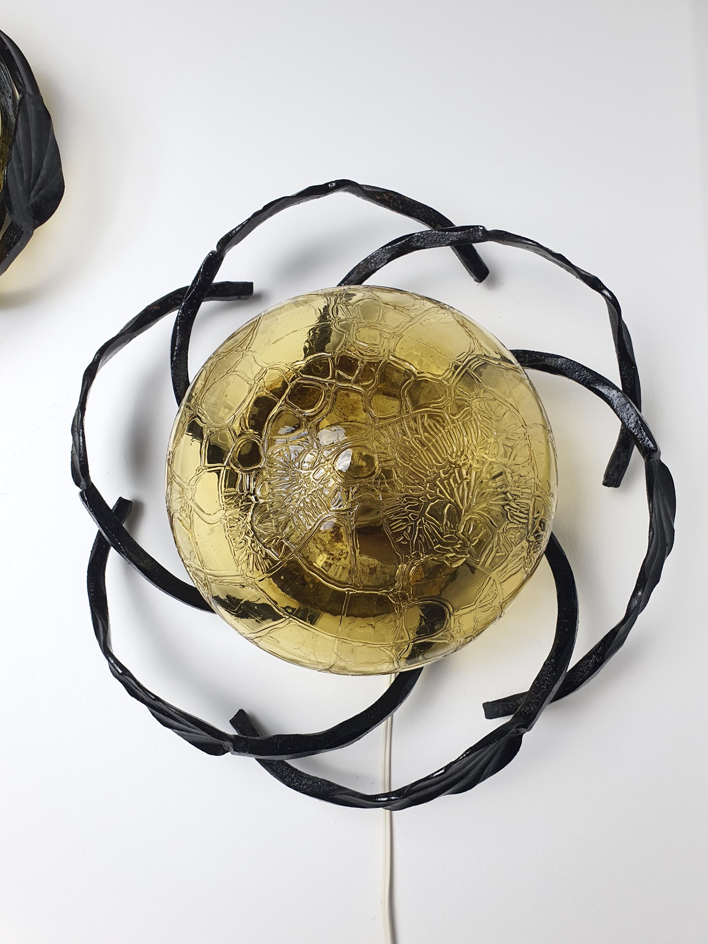 Vintage 1970s Brutalist wrought iron wall sconce small, sculptural leaf iron frame, honey amber textured glass, E14

