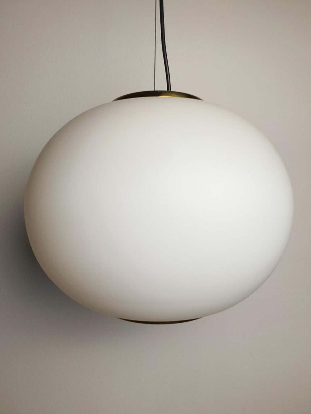 Подвесной светильник с матовым стеклянным шаром в латунной оправе, средний век