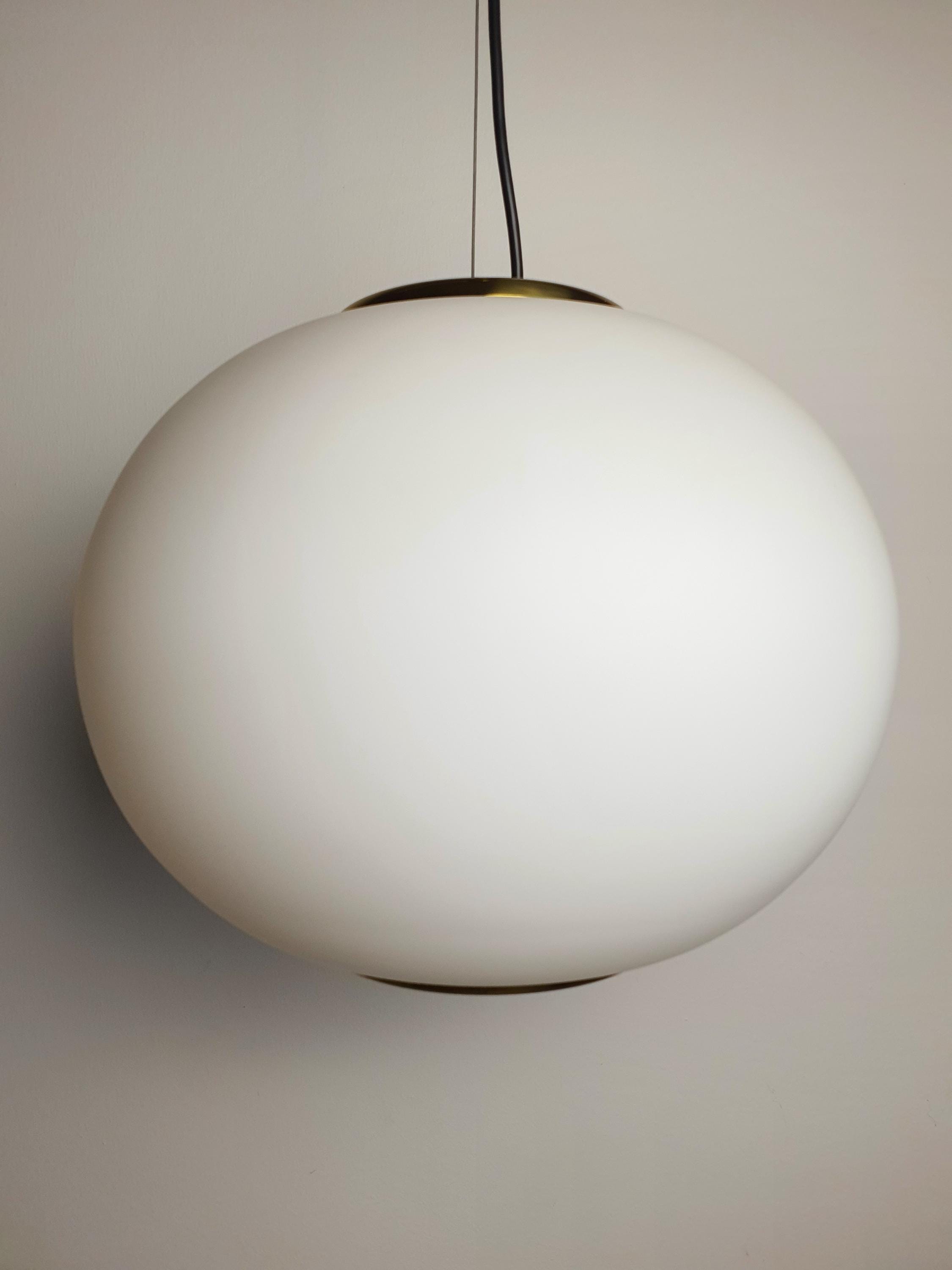 Подвесной светильник с матовым стеклянным шаром в латунной оправе, средний век