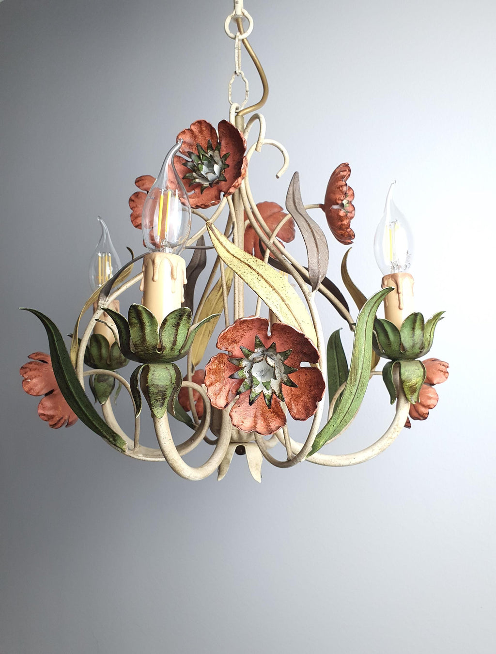 Vintage Italian tole chandelier, poppy flowers and leaves, red green beige painted metal, 4-arm candle style, cottage Mediterranean