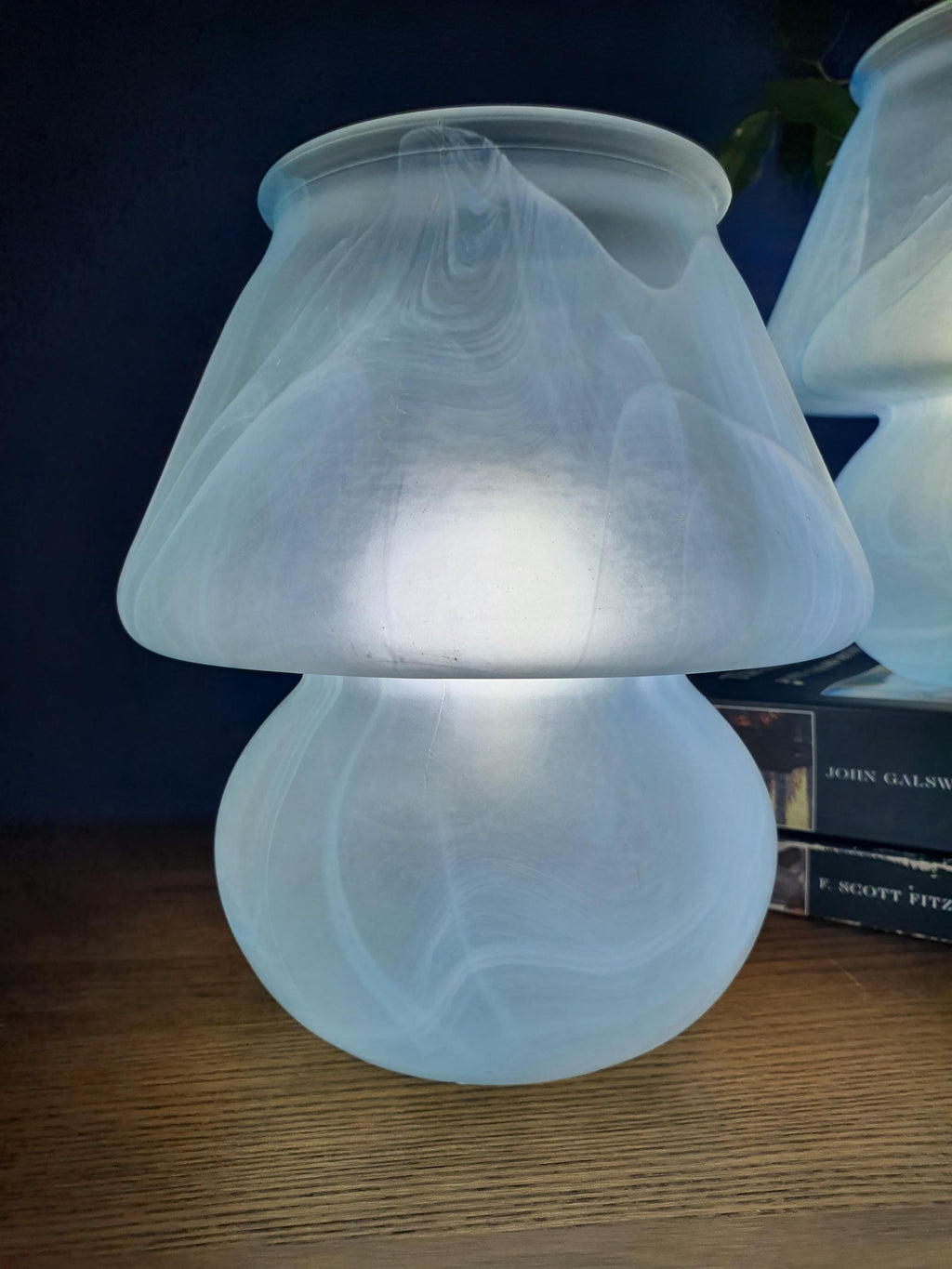 Due P. Murano mushroom lamp side profile, showing 18cm height, thick satin frosted glass with blue marbled wave decoration
