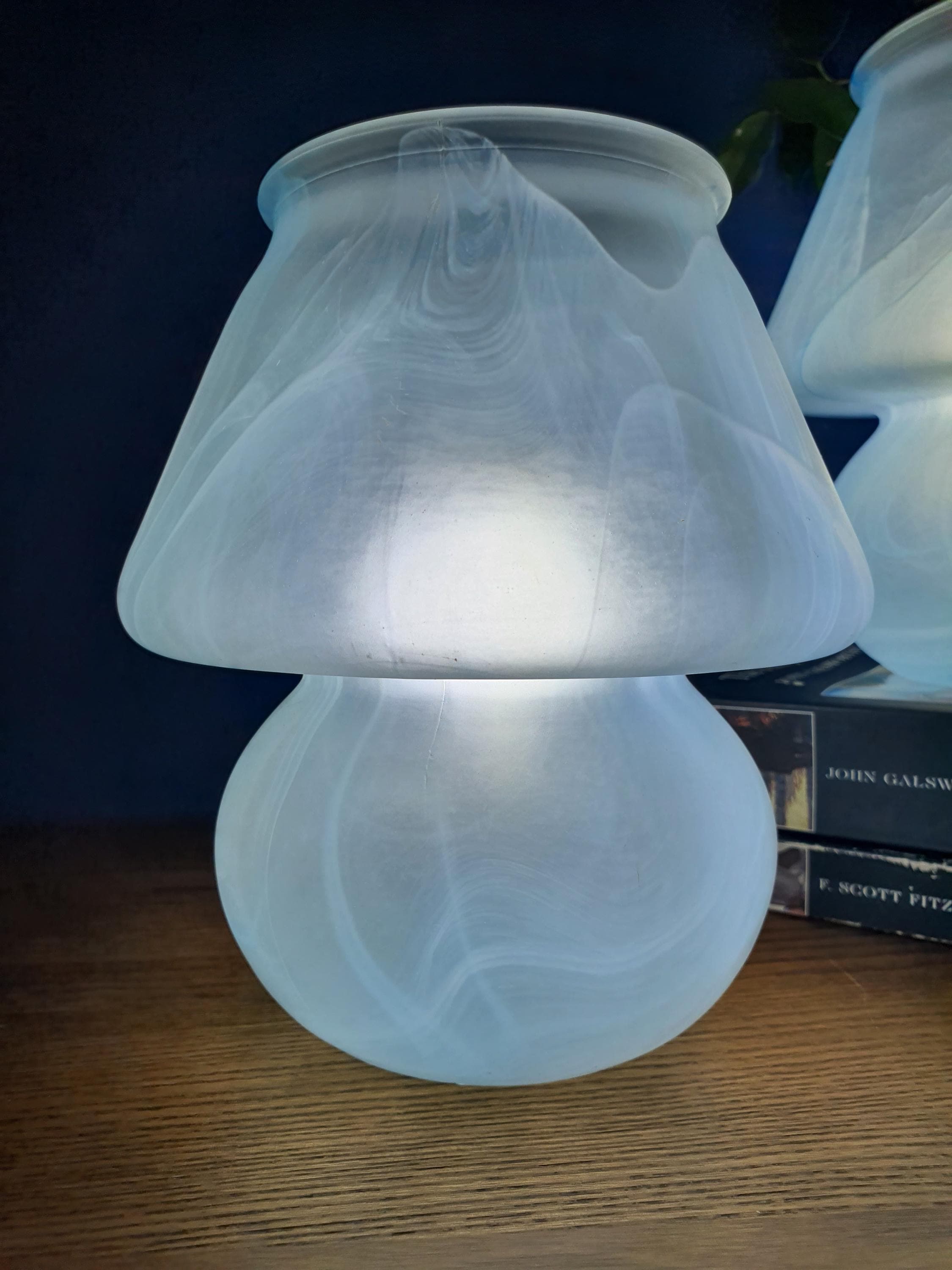 Due P. Murano mushroom lamp side profile, showing 18cm height, thick satin frosted glass with blue marbled wave decoration