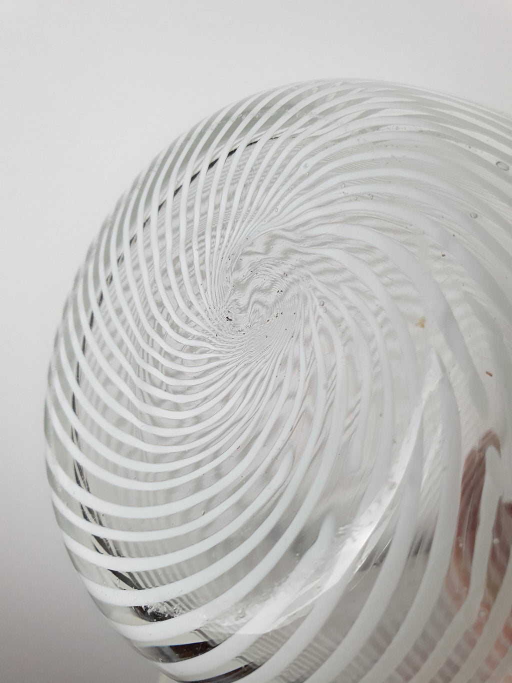 Vase en verre de Murano en filigrane vintage dans le style de Paolo Venini | Design minimaliste italien du milieu du siècle