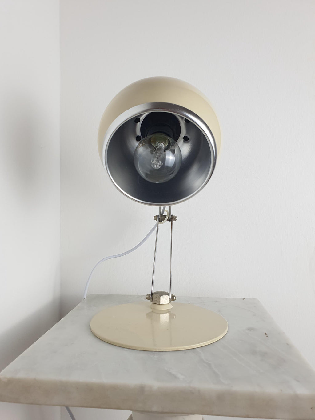 Beige and chrome eyeball Space Age vintage desk lamp / 1970s Italian retro lighting