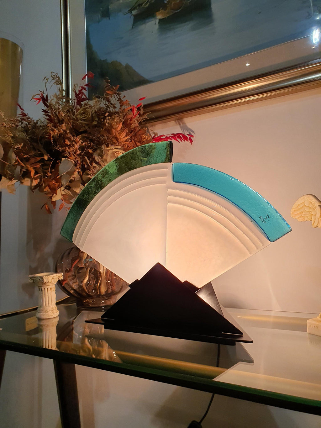 Vintage-Muranoglas Dreieckstischlampe mit grünen und blauen Rändern auf weißer Basis, Mid-Century-Modern-Nachttischlicht