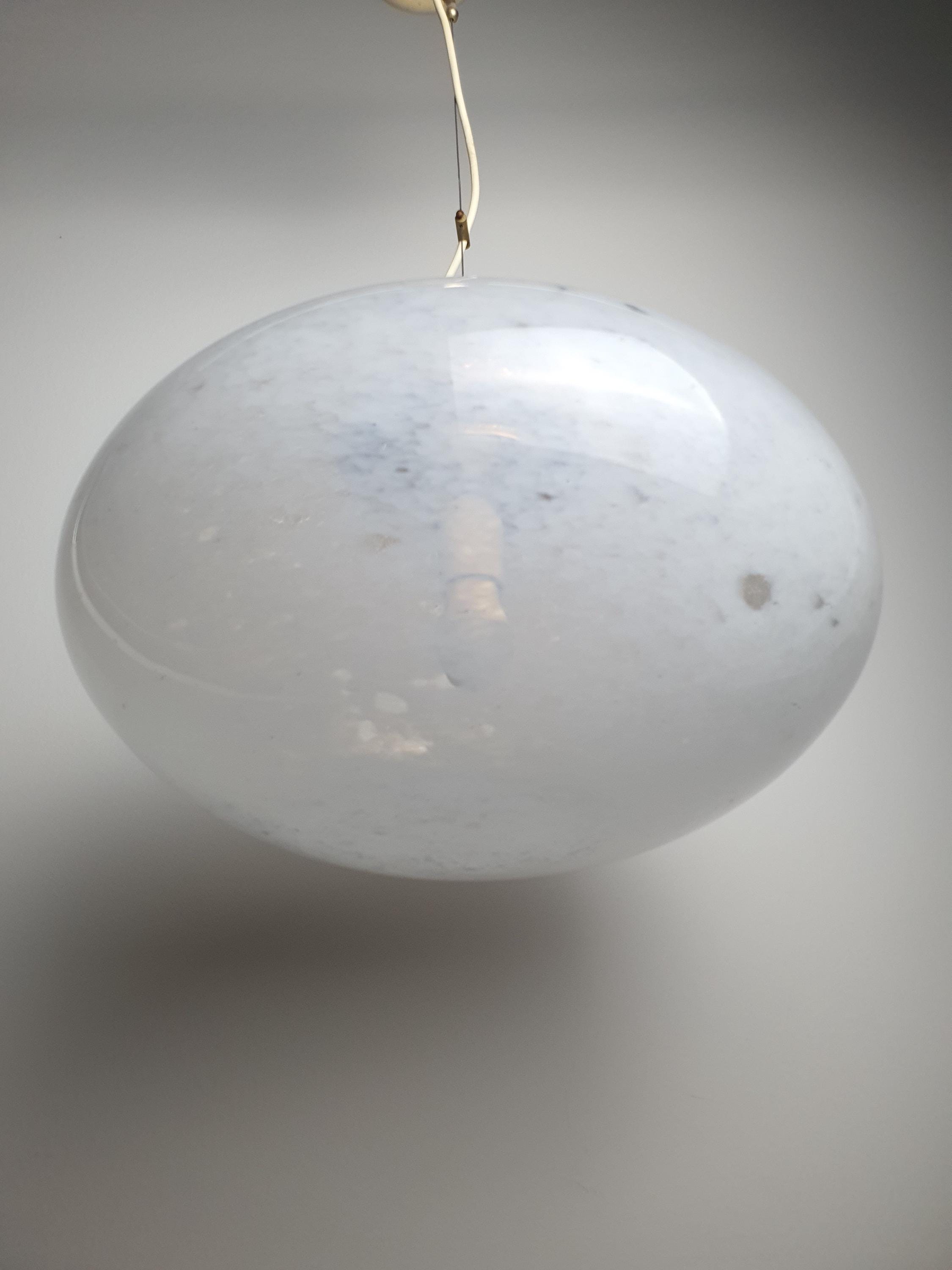 Suspension globe en verre de Murano, verre transparent à mouchetures blanches et bulles emprisonnées, vue de face