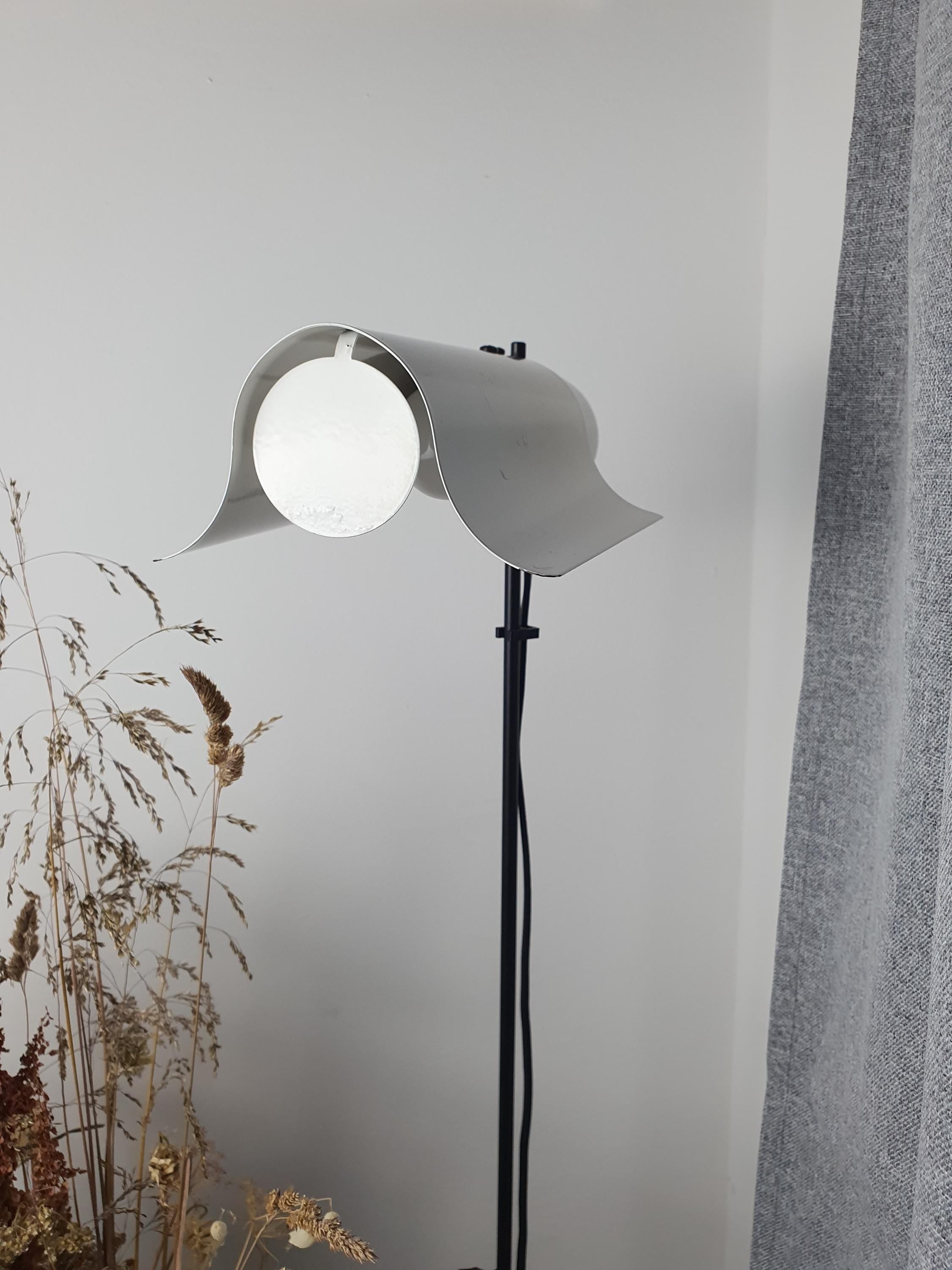 Italian white floor lamp side profile, U-shaped reflector with rounded detail, telescopic leg, Space Age silhouette