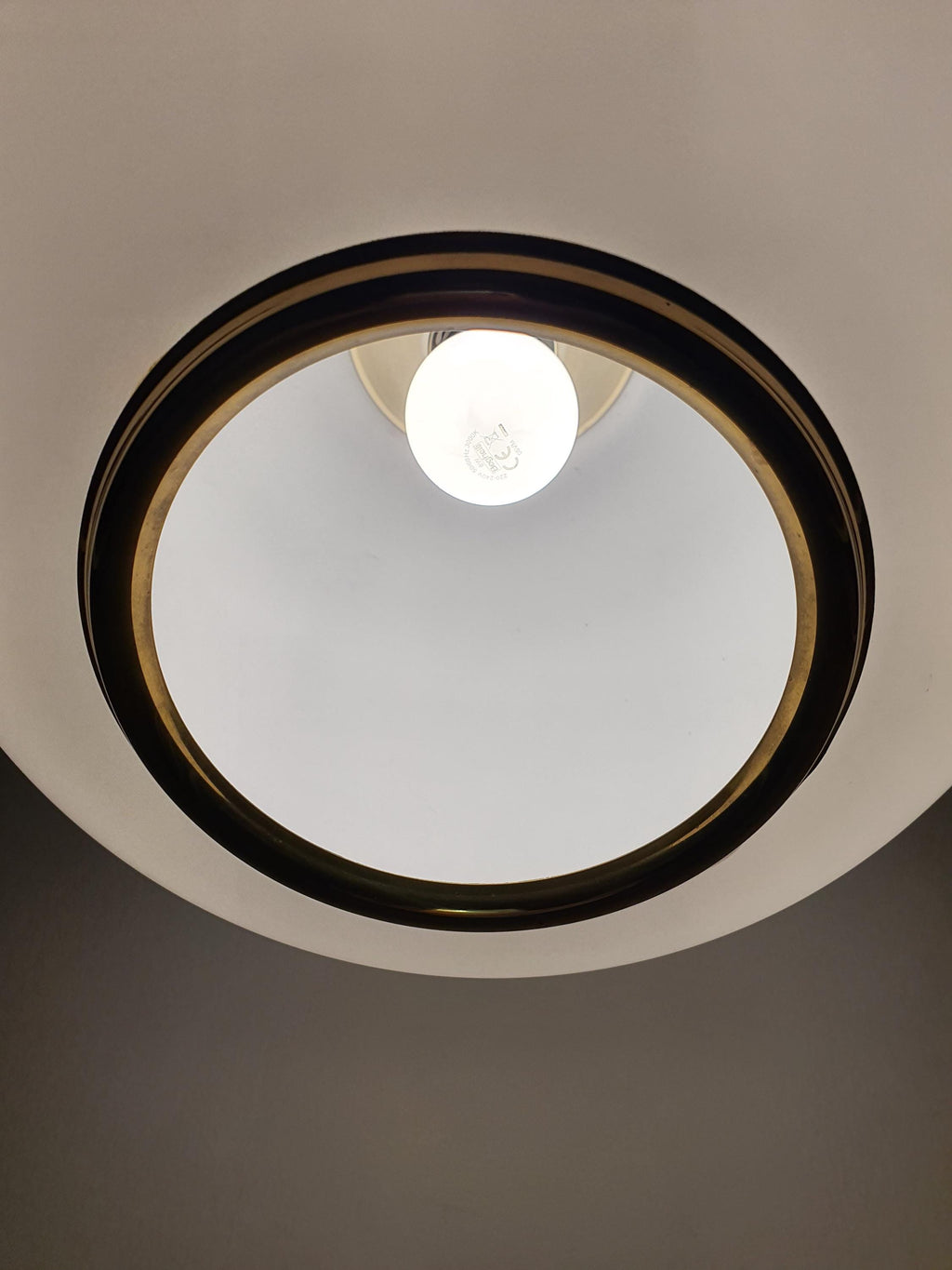 Подвесной светильник с матовым стеклянным шаром в латунной оправе, средний век