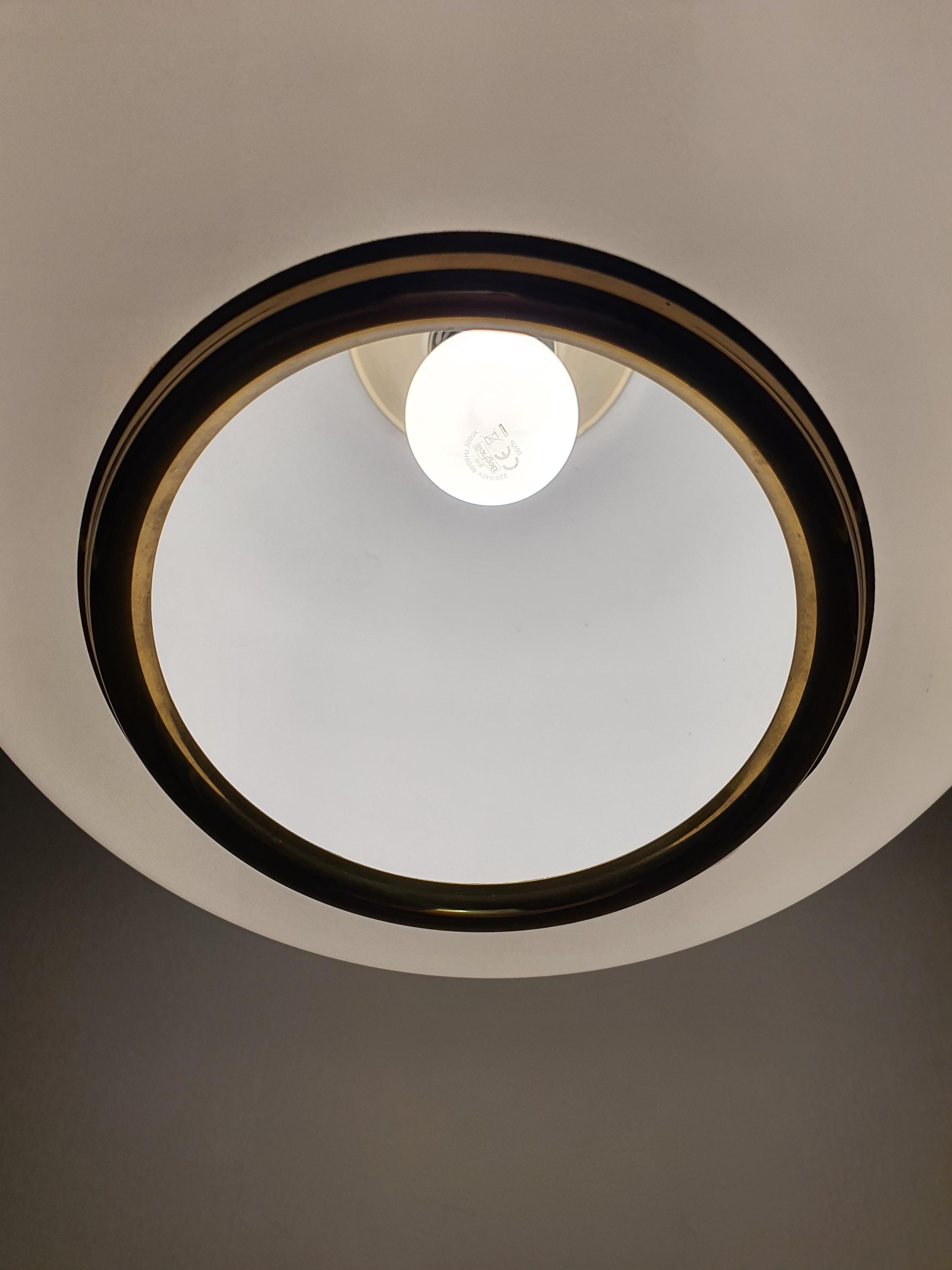 Подвесной светильник с матовым стеклянным шаром в латунной оправе, средний век