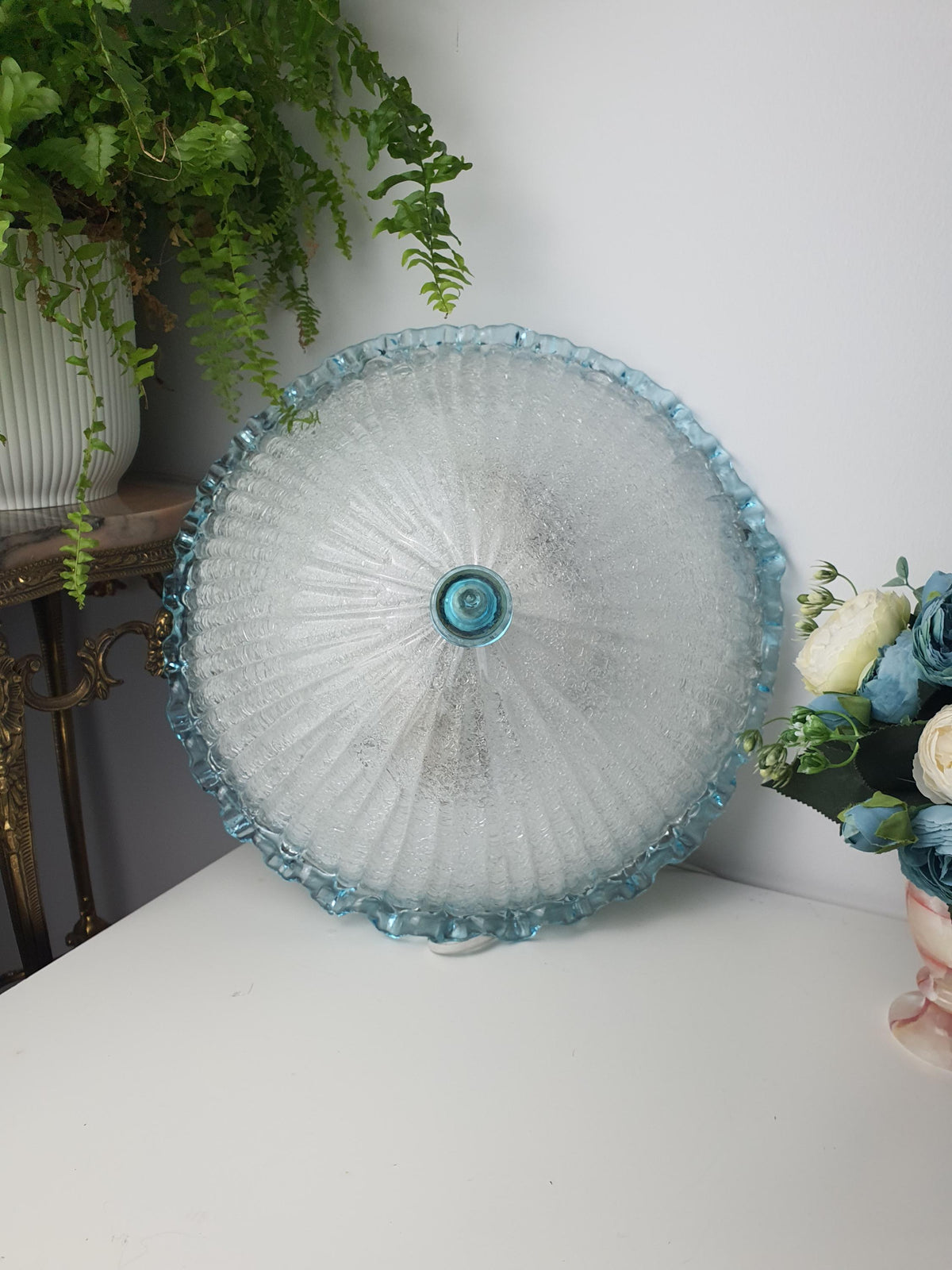 Shell-inspired relief pattern on a handcrafted Murano glass shade
