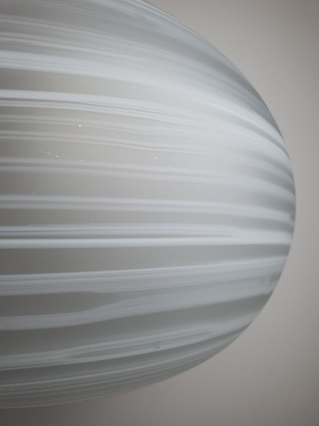 Большой подвесной светильник из матового муранского стекла белый шар со спиральным узором