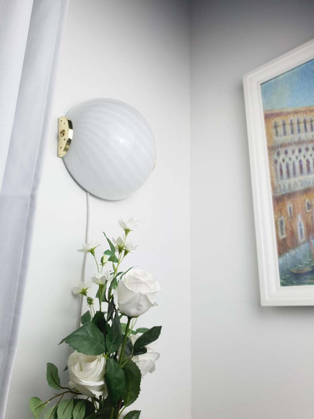 Applique murale vintage en verre de Murano installée, tourbillon blanc, intérieur minimaliste scandinave
