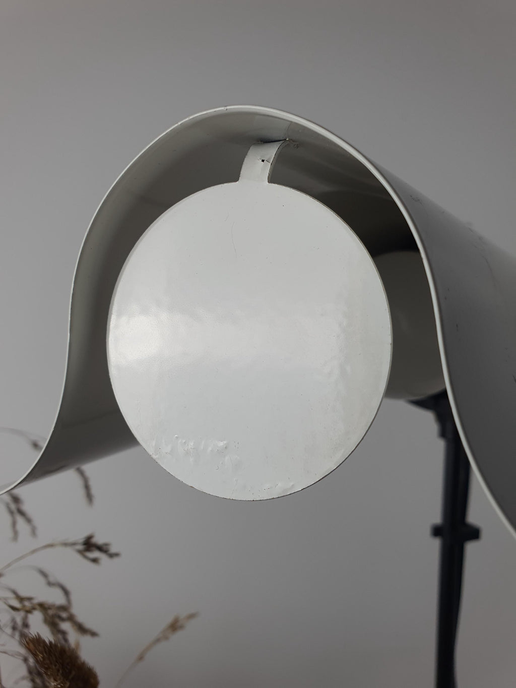 Close-up of swing visor shade and U-shaped reflector, vintage Italian white metal floor lamp, 1970s patina