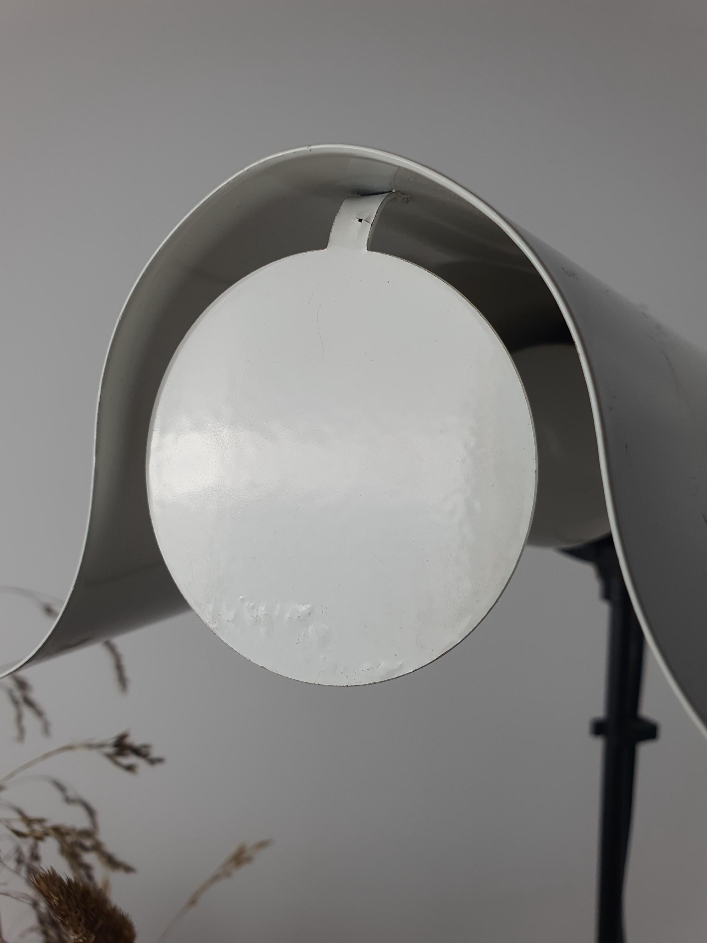 Close-up of swing visor shade and U-shaped reflector, vintage Italian white metal floor lamp, 1970s patina