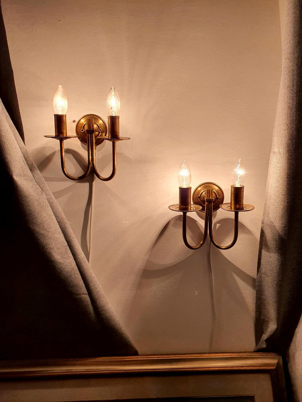 Pair of vintage Italian double-arm lacquered brass wall sconces, natural patina, Art Deco Hollywood Regency, 1980s Italy