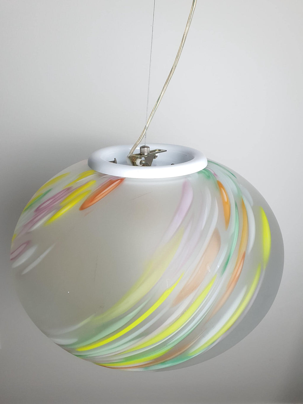Vintage Satin-Kugel-Pendelleuchte aus Muranoglas | Due P. Mehrfarbig Gesprenkelte Kugel | Italienische MCM-Beleuchtung