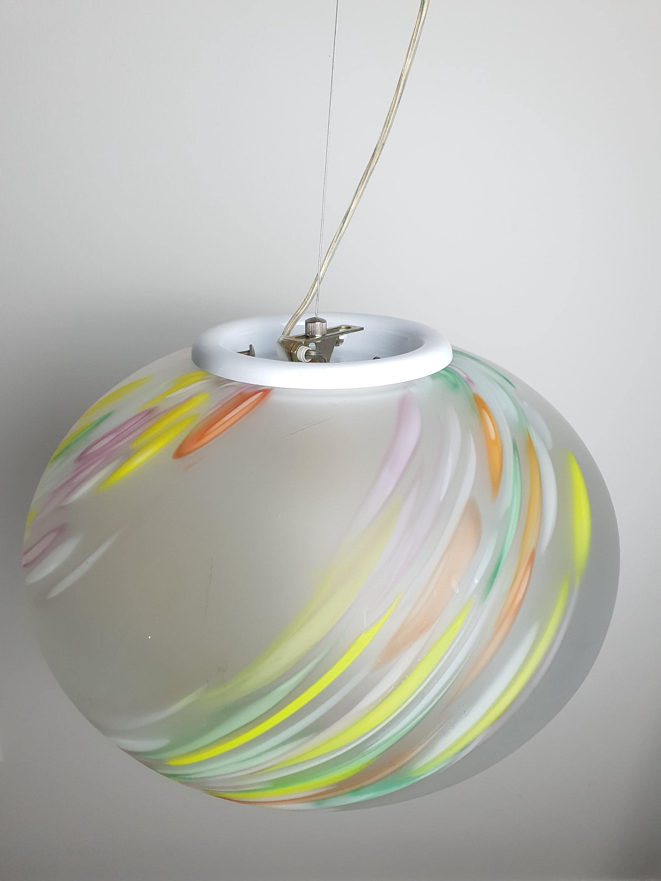Vintage Satin-Kugel-Pendelleuchte aus Muranoglas | Due P. Mehrfarbig Gesprenkelte Kugel | Italienische MCM-Beleuchtung