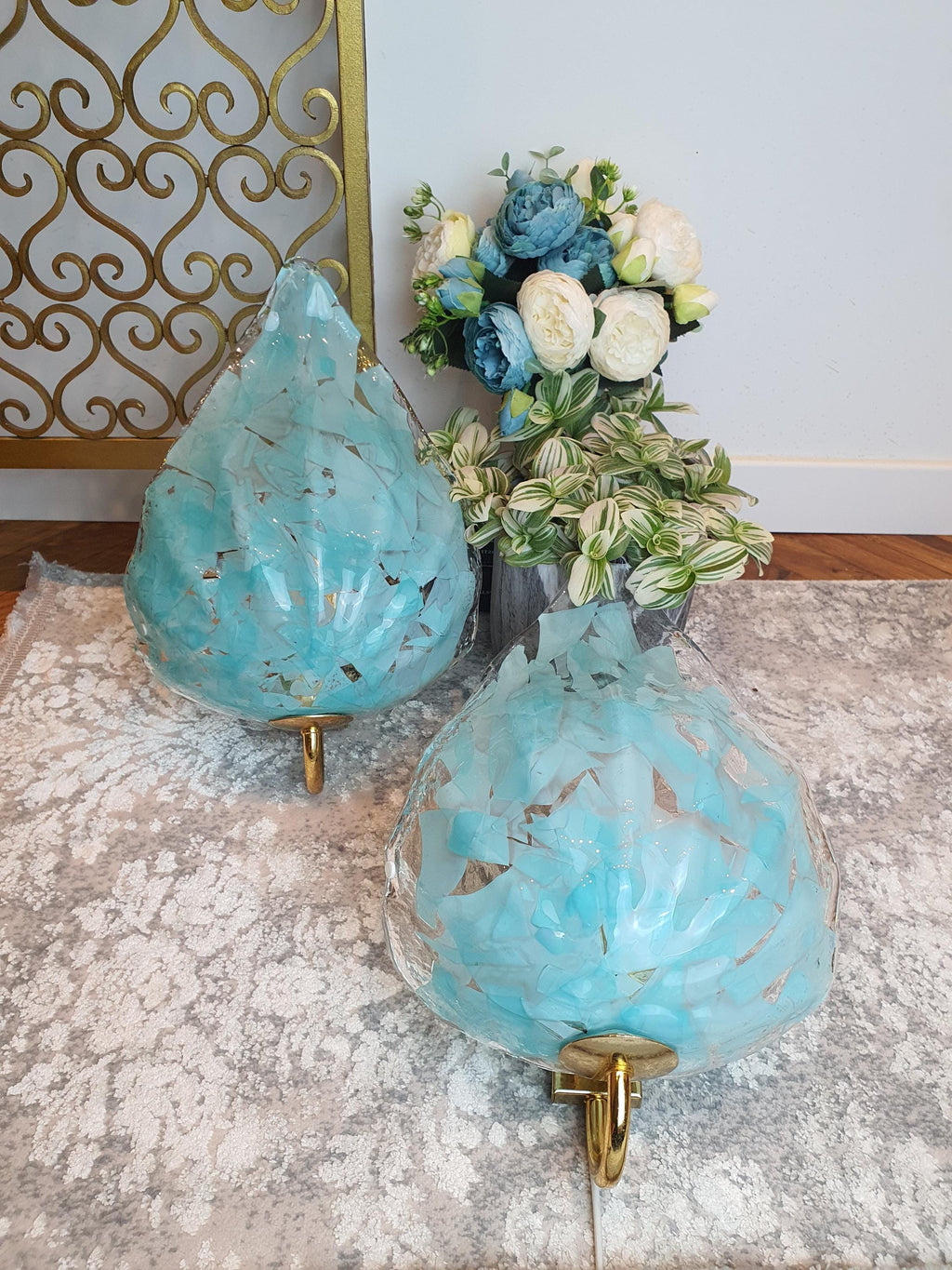 Paar Vintage La-Murrina-Wandleuchten aus Muranoglas – Tiffany-Farbiges Organisches Blumendesign mit Goldener Basis
