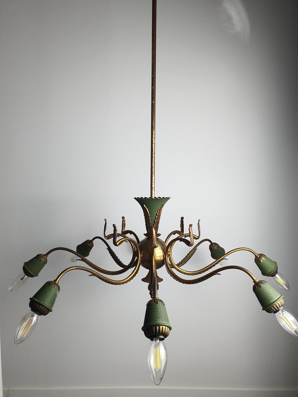 Vintage 1950s Italian 8-arm Sputnik chandelier front view, starburst composition, brass bronze green leaf detail, 74cm diameter