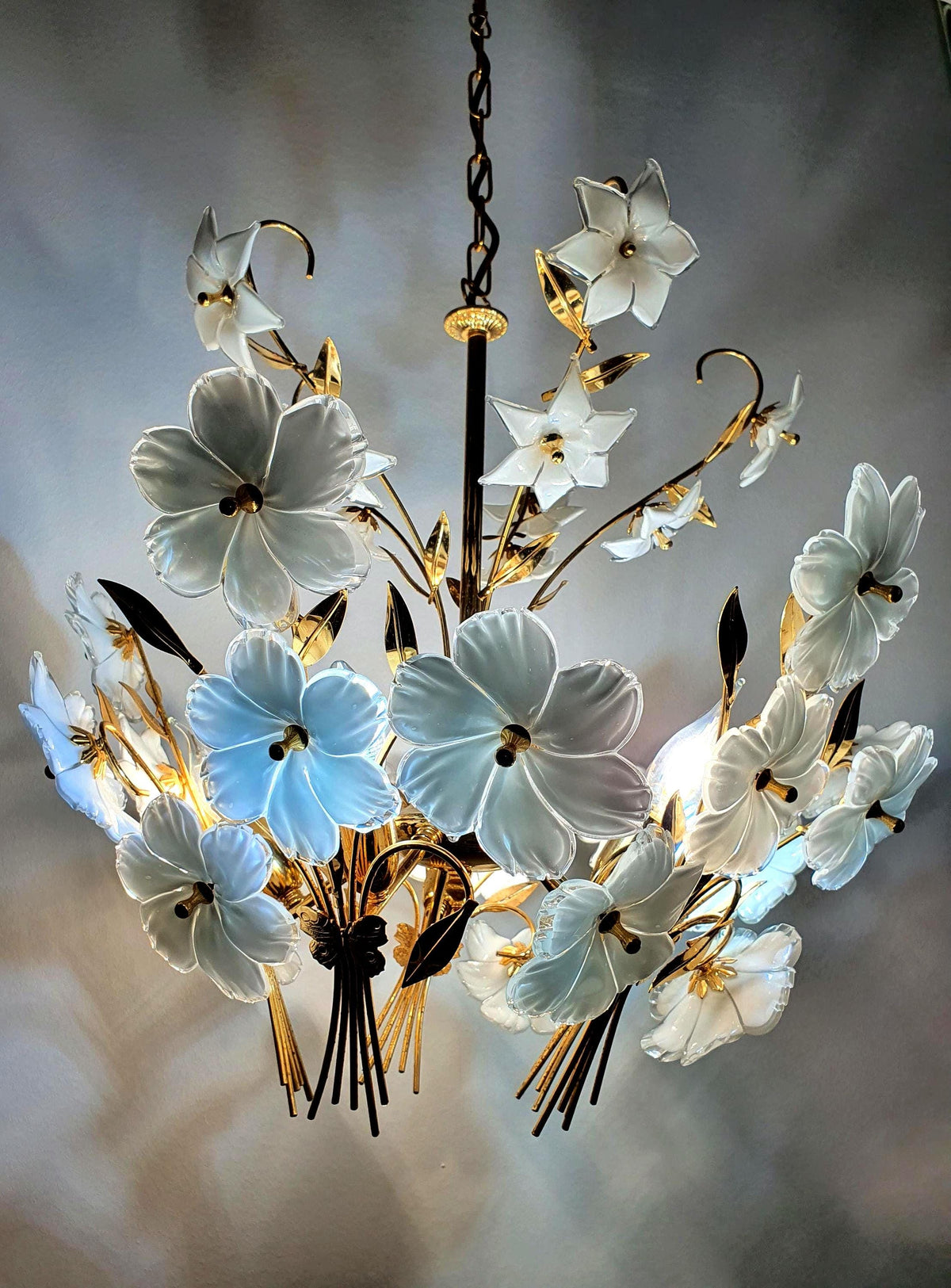 Large vintage 1980s Murano glass floral chandelier, white ribbed flowers, gold-tone frame, Hollywood Regency statement lighting