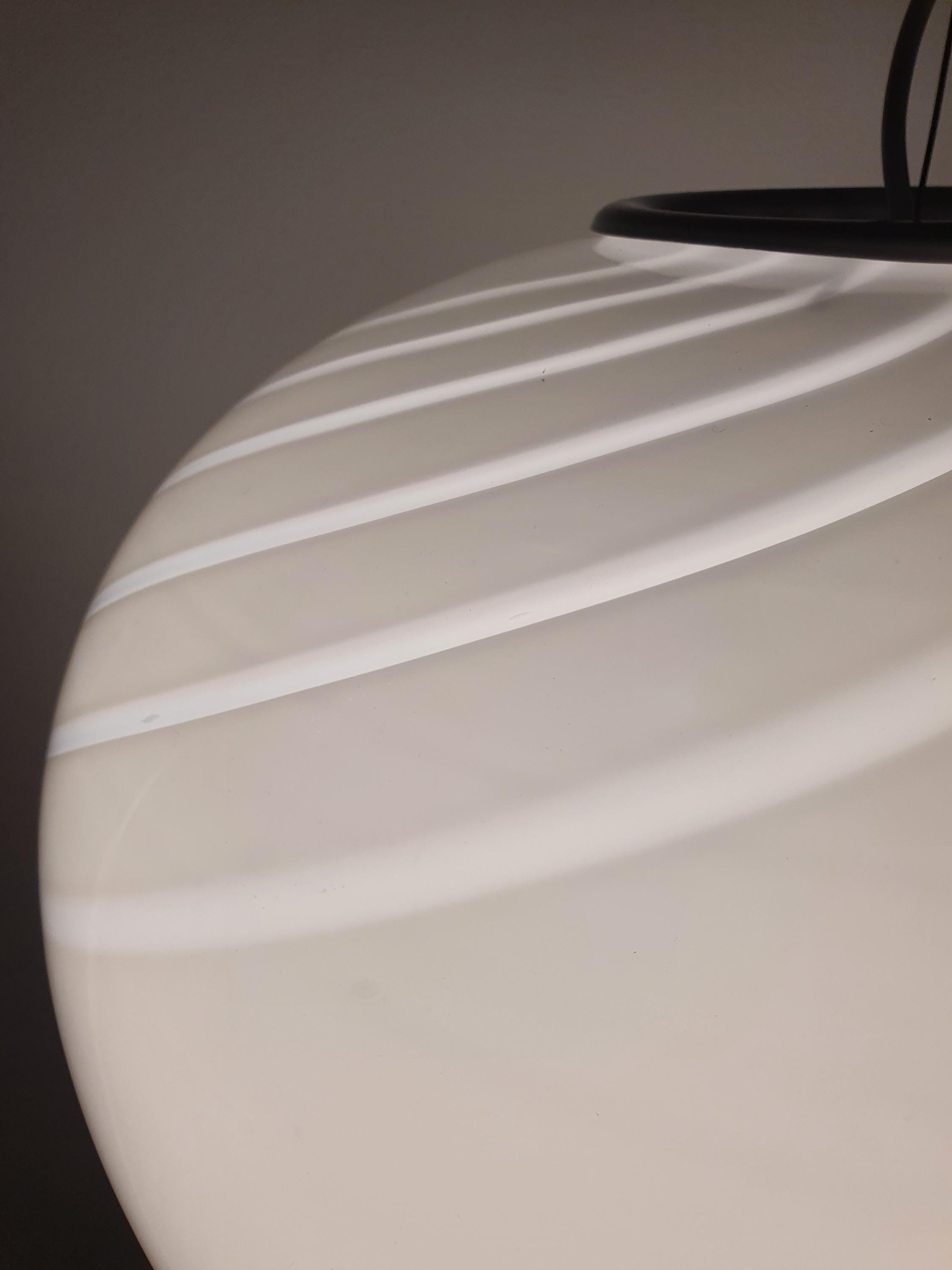 Подвесной светильник из муранского стекла белый шар с волнистым узором в скандинавском минимализме