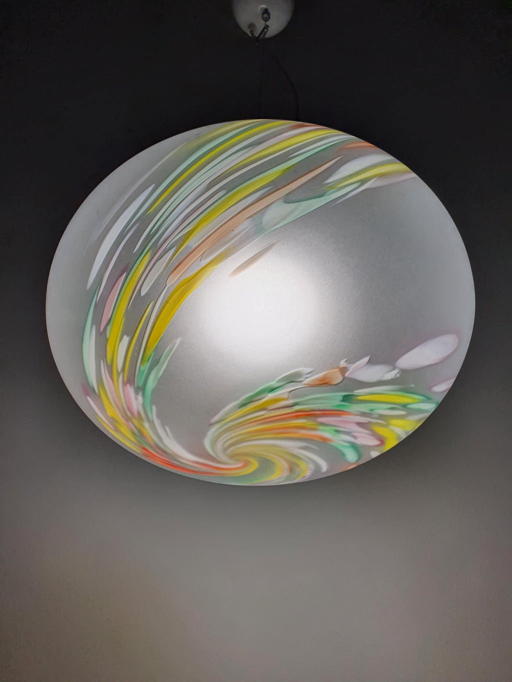 Vintage Satin-Kugel-Pendelleuchte aus Muranoglas | Due P. Mehrfarbig Gesprenkelte Kugel | Italienische MCM-Beleuchtung