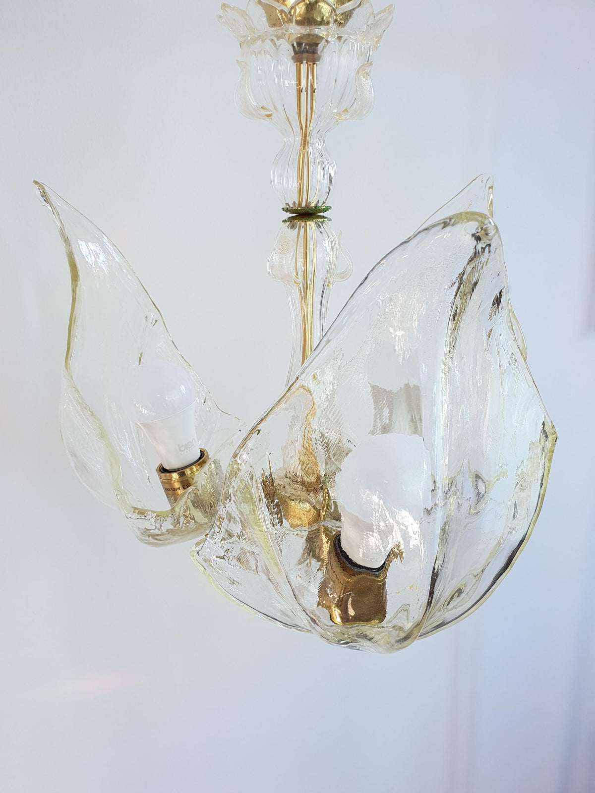 Clear Murano glass petals with shimmering gold-coloured avventurina flecks
