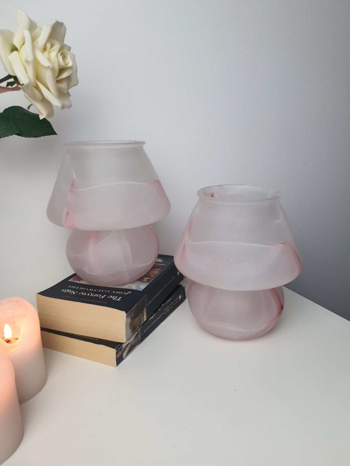 Organic curves of a pink marbled Murano glass mushroom lamp
