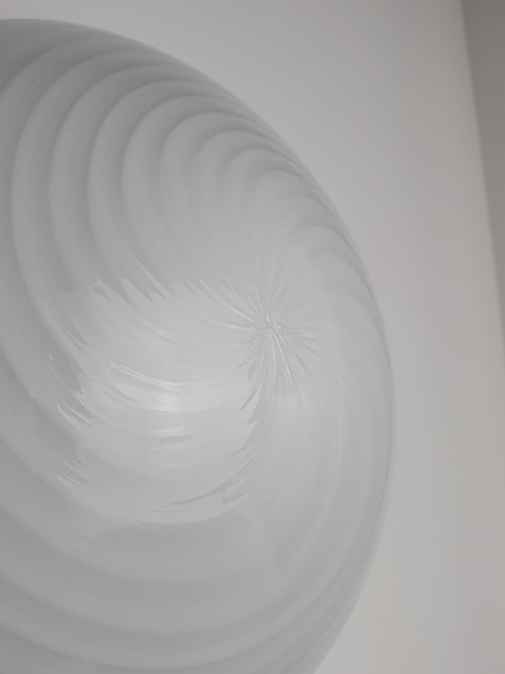 Gros plan sur le motif tourbillon filigrana blanc de l'abat-jour vintage en verre de Murano