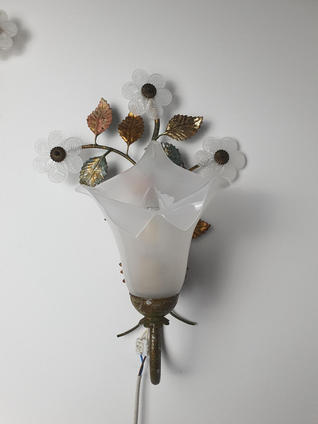 Vintage Italian toleware Murano glass floral sconce unlit, showing naturalistic bouquet silhouette, calla lily shades and bronze foliage