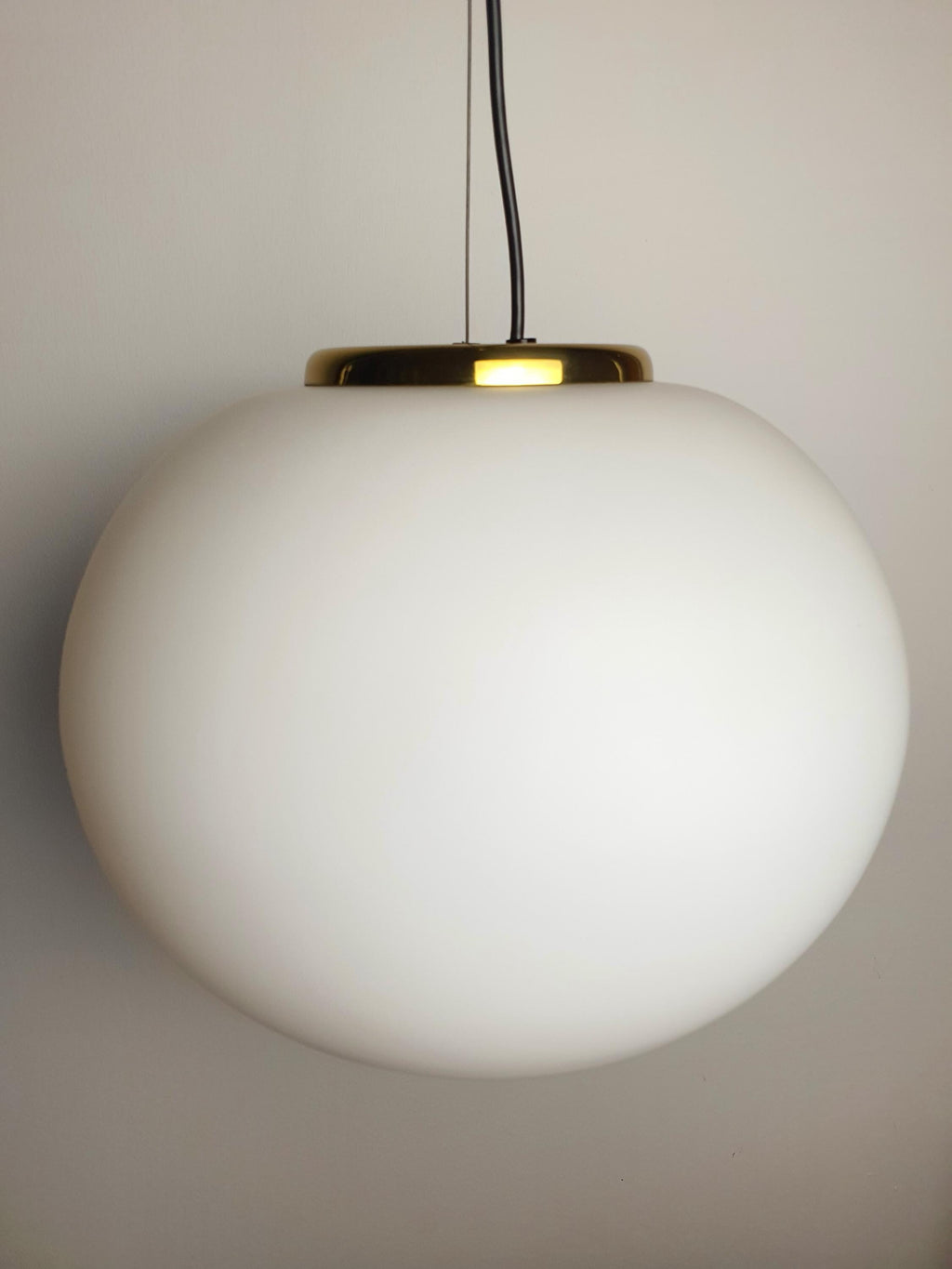 Подвесной светильник с матовым стеклянным шаром в латунной оправе, средний век