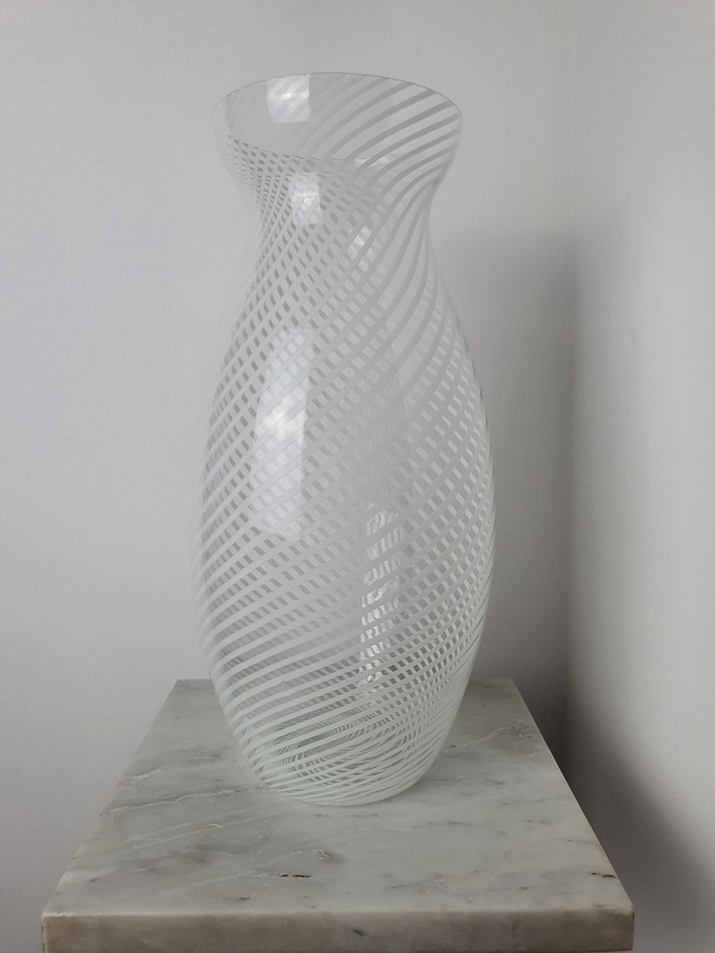 Vase en verre de Murano en filigrane vintage dans le style de Paolo Venini | Design minimaliste italien du milieu du siècle
