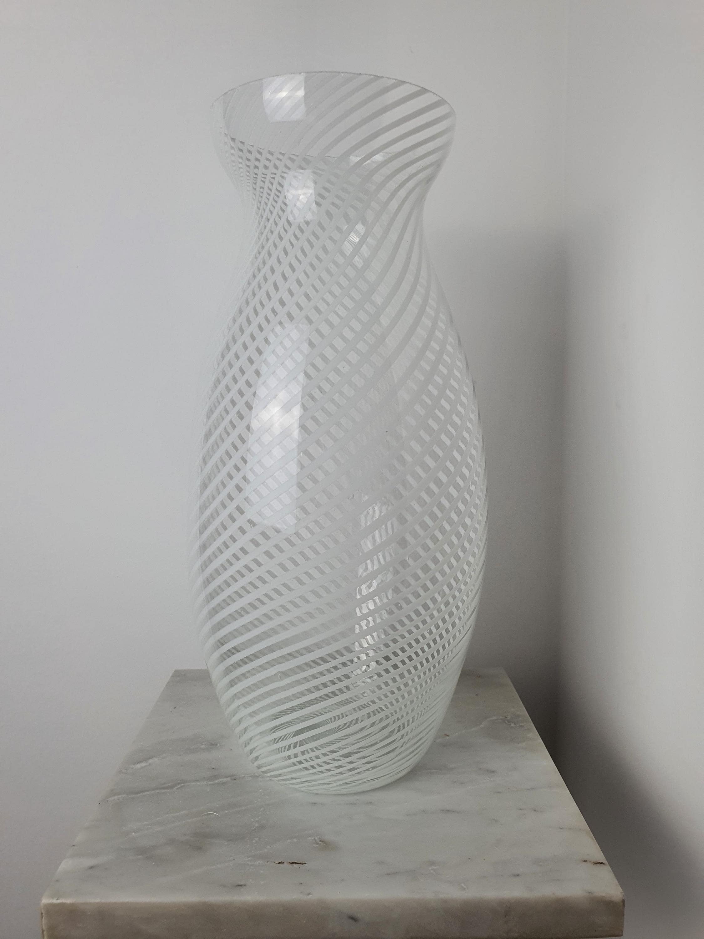 Vase en verre de Murano en filigrane vintage dans le style de Paolo Venini | Design minimaliste italien du milieu du siècle