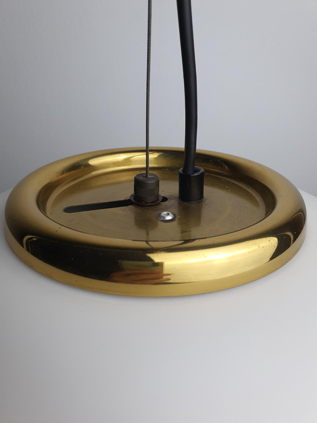 Подвесной светильник с матовым стеклянным шаром в латунной оправе, средний век