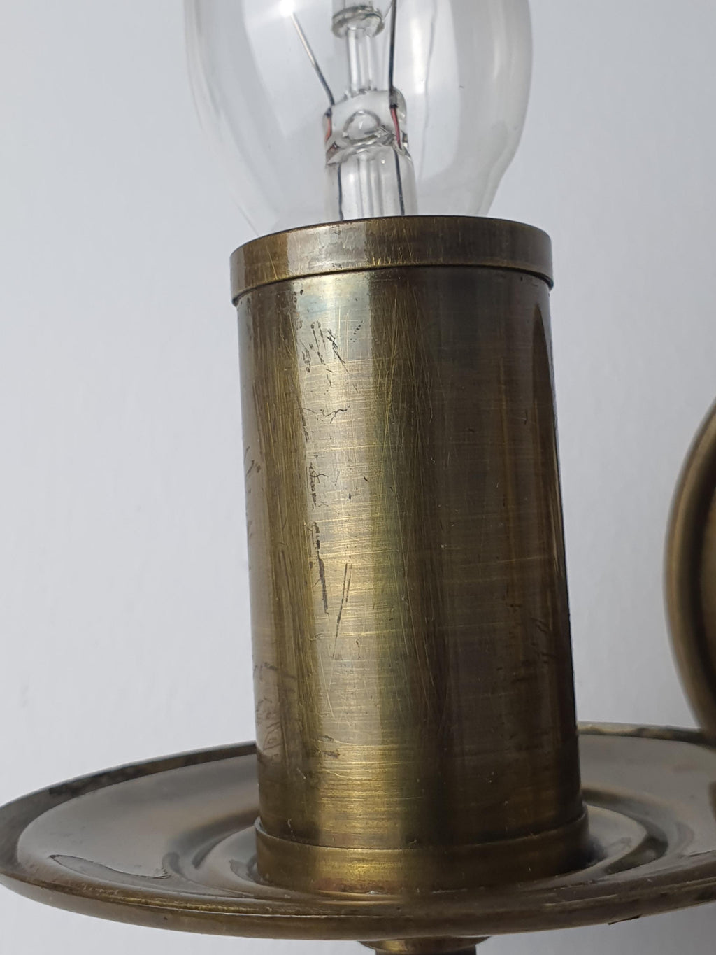 Vintage Italian double-arm lacquered brass wall sconce unlit, showing full 22×17cm double candle arm silhouette and patina