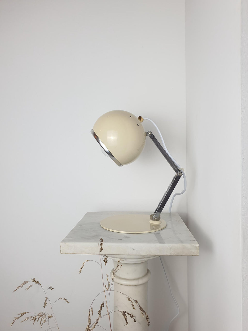 Beige and chrome eyeball Space Age vintage desk lamp / 1970s Italian retro lighting