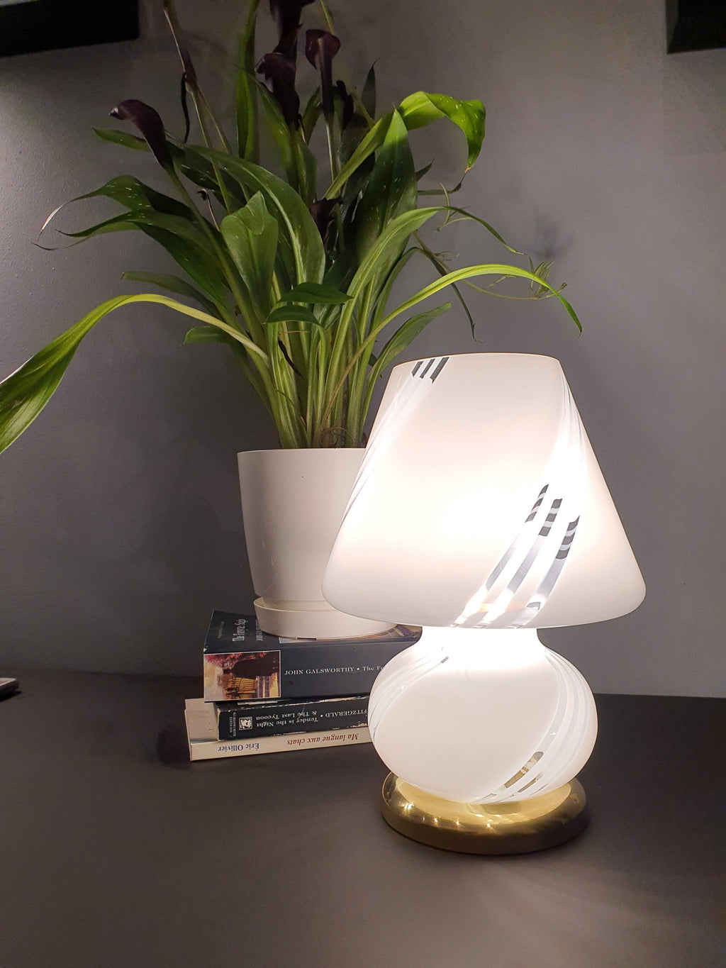 Murano Glass Mushroom Lamp: 1970s Mid-Century Modern White Swirl