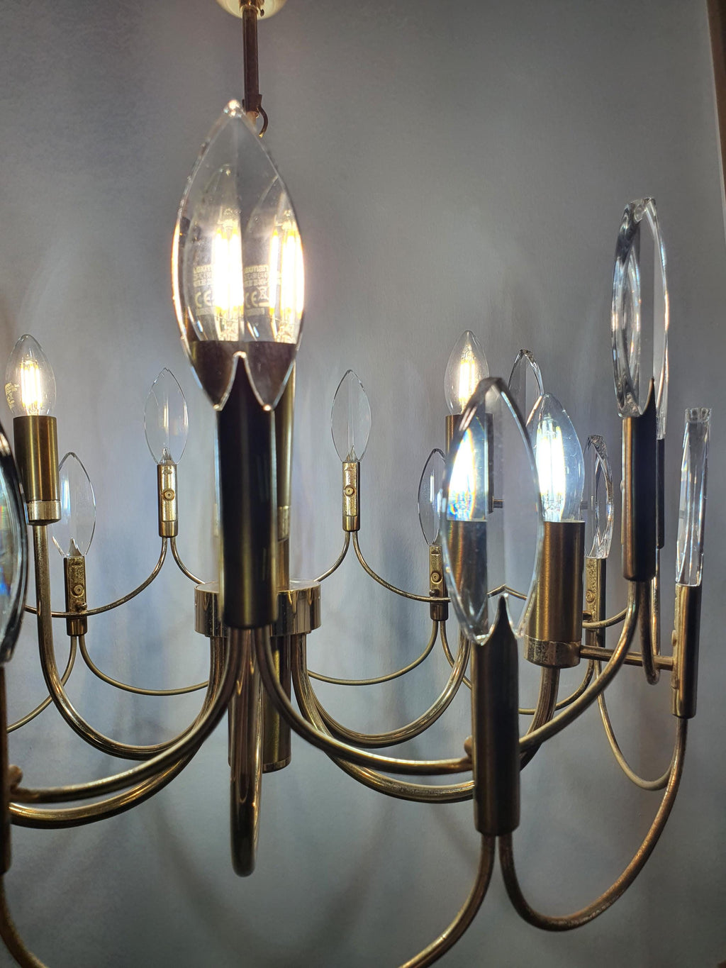 Double-wave arm detail and crystal drop arrangement, vintage Italian brass chandelier attributed to Sciolari