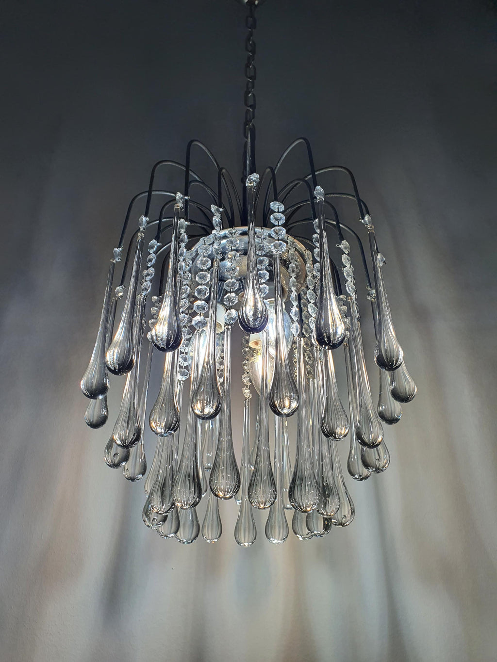 Vintage Murano clear teardrop cascade chandelier front view, faceted and smooth clear glass drops, chrome frame, waterfall silhouette