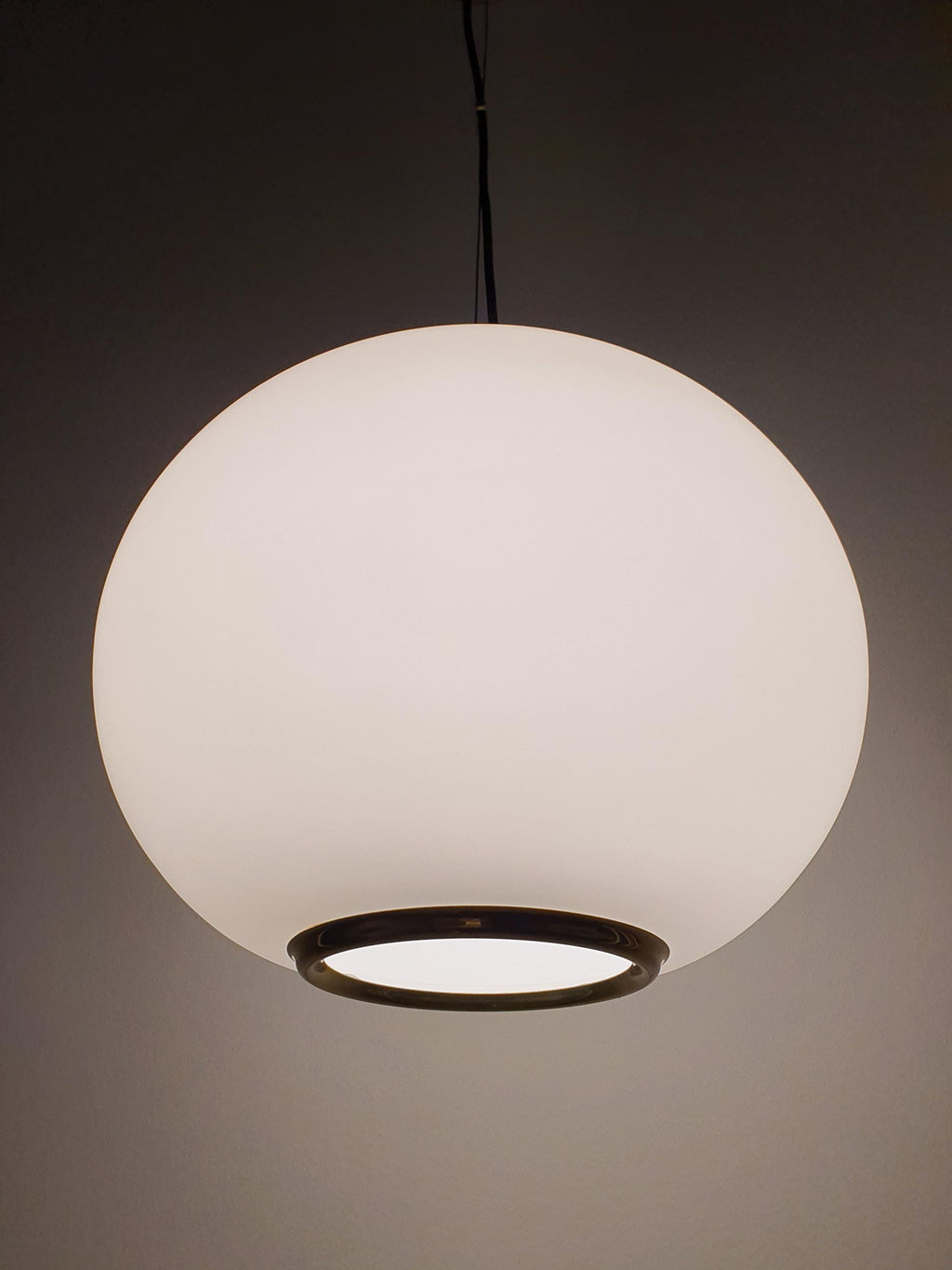 Подвесной светильник с матовым стеклянным шаром в латунной оправе, средний век