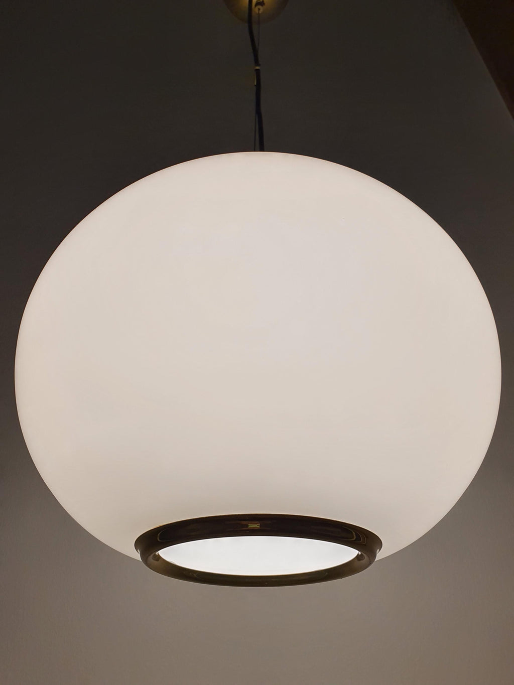 Подвесной светильник с матовым стеклянным шаром в латунной оправе, средний век