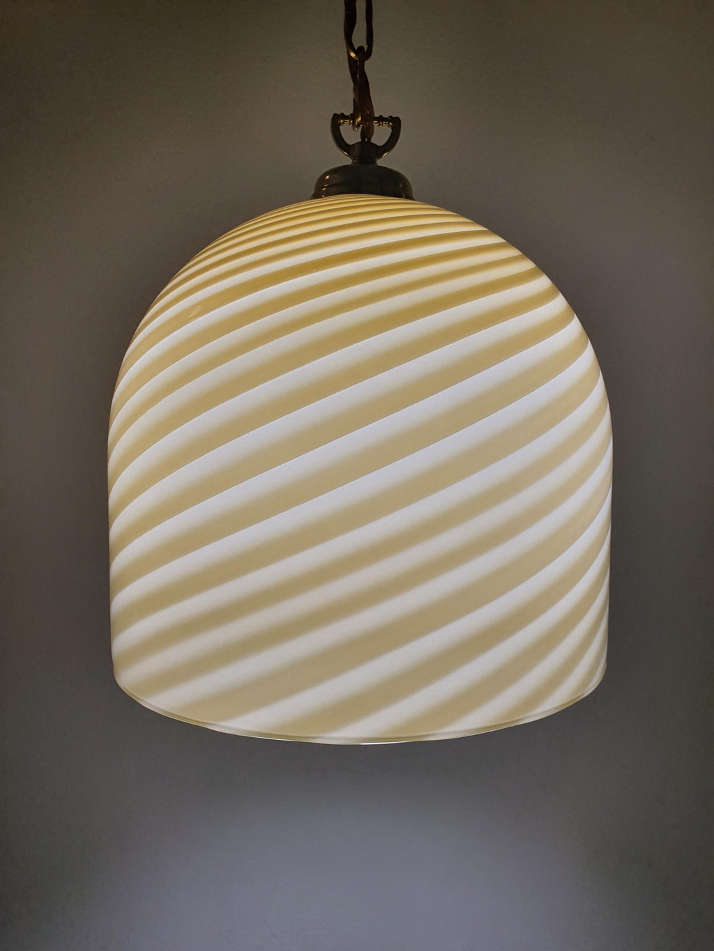 Vintage beige Pendelleuchte aus Muranoglas mit Wirbelmuster, italienische Mid-Century-Modern-Beleuchtung