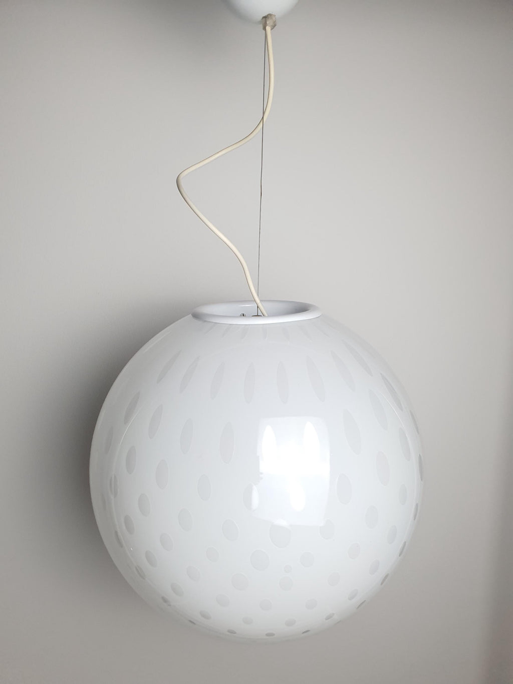 Подвесной светильник шар из муранского стекла белого цвета с пузырьками