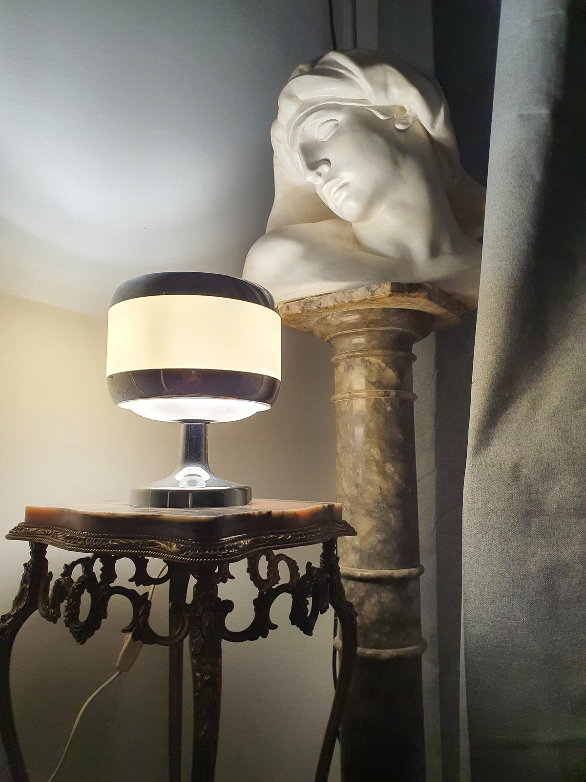 Vintage 1970s Italian Space Age table lamp on shelf, compact 20×24cm beige chrome opalescent, eclectic MCM accent