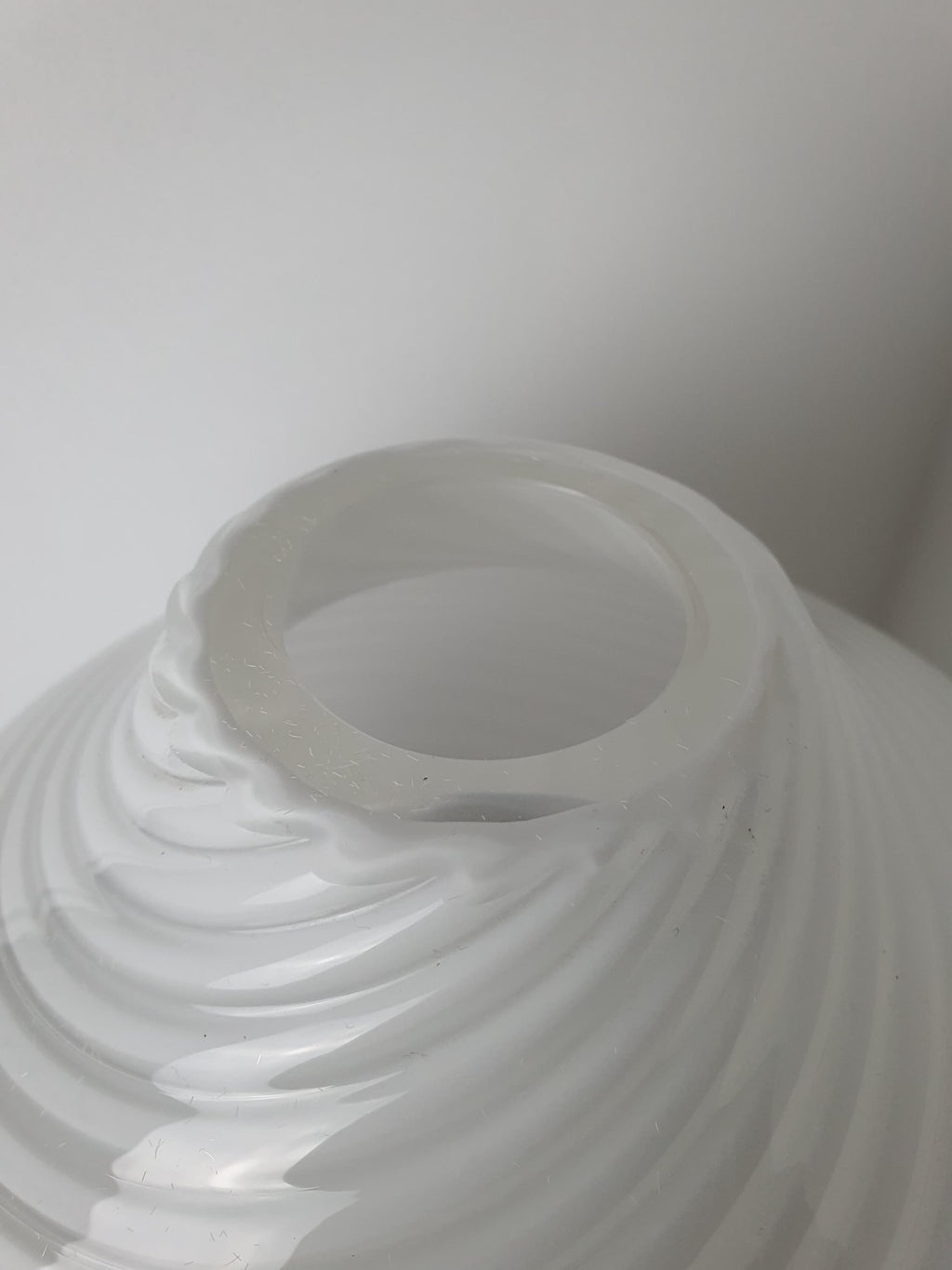 Große Vintage-Vase aus Muranoglas – Weiße Wirbelkugel, Skandinavisch Minimalistisch
