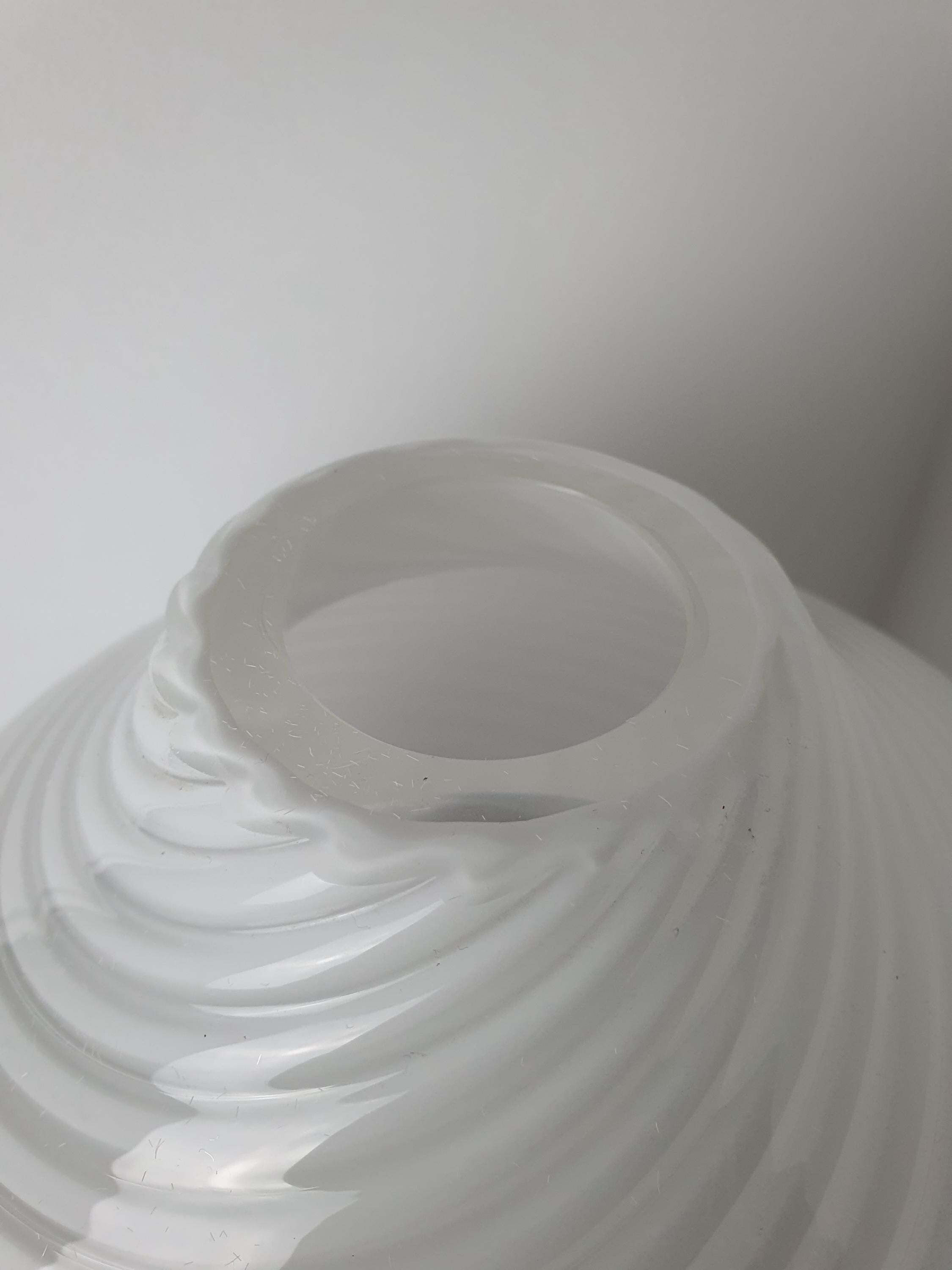 Große Vintage-Vase aus Muranoglas – Weiße Wirbelkugel, Skandinavisch Minimalistisch