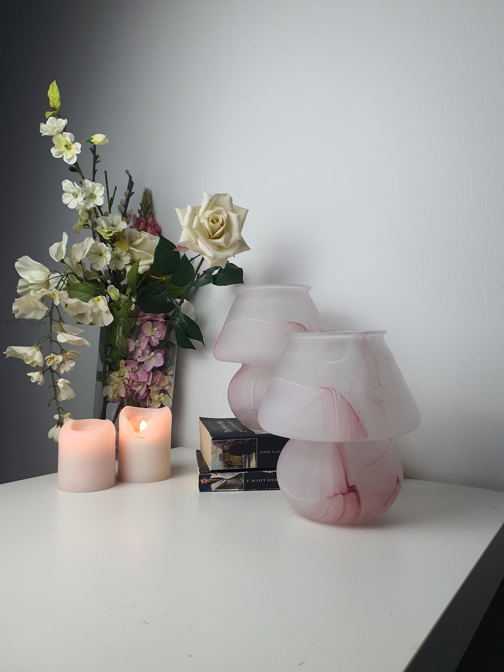 Pink marbled Murano glass mushroom lamp with a rounded silhouette
